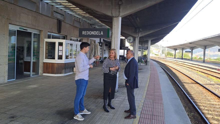 Abel Losada, ayer, en la estación de Redondela con Digna Rivas y Antonio Cabaleiro.