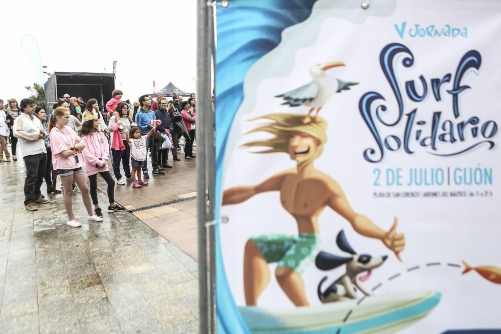 Surf solidario en la playa de San Lorenzo, Gijón