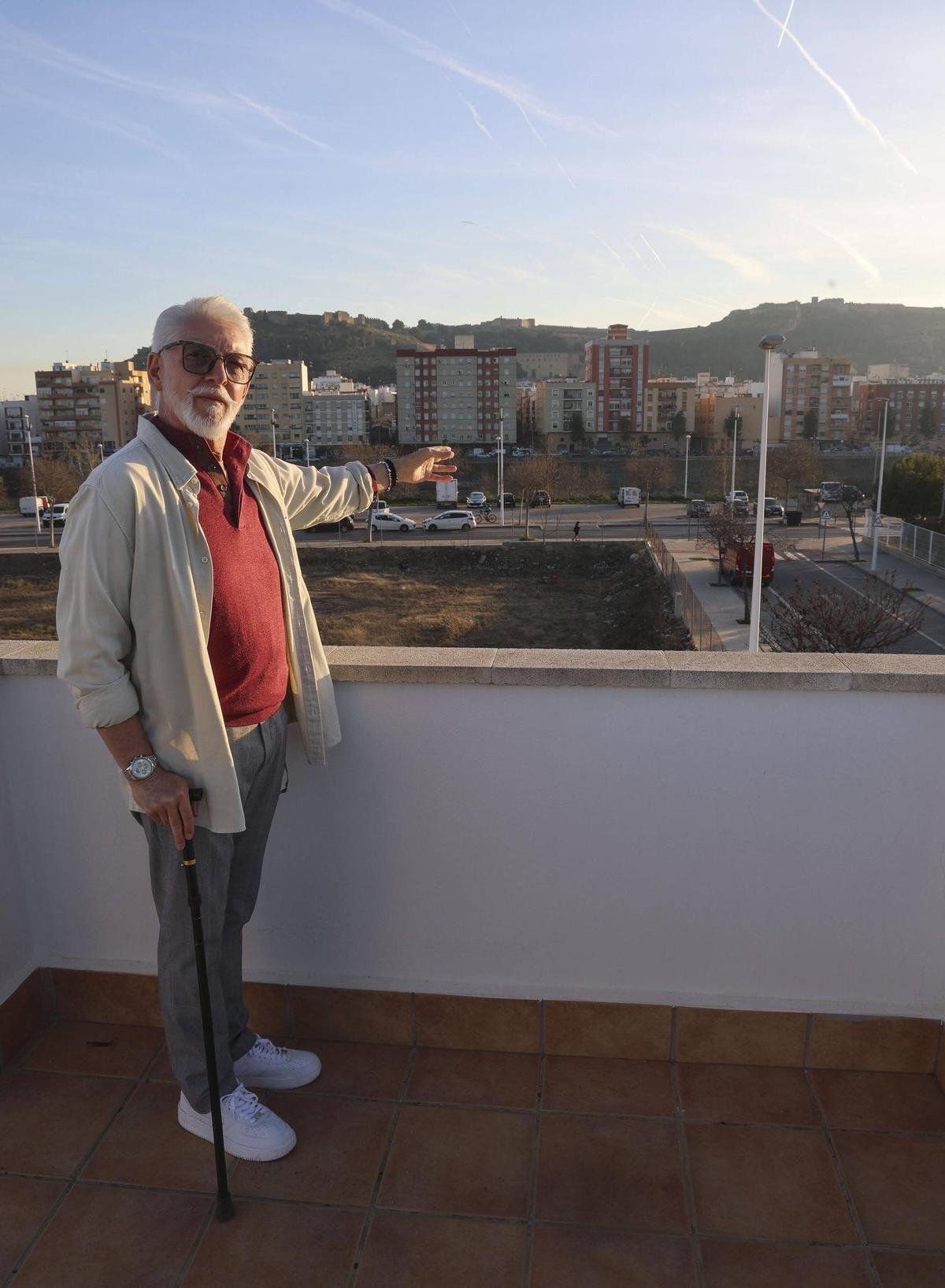 Vecino señalando la zona que genera ruido.