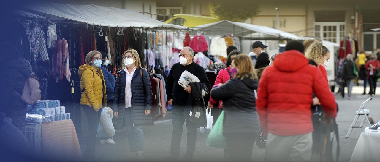 Gente con mascarillas en una feria en Lalín en noviembre de 2020, en plena segunda ola de COVID.