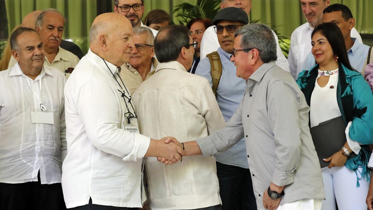 El Gobierno colombiano y el ELN prorrogan seis meses más el cese al fuego bilateral.