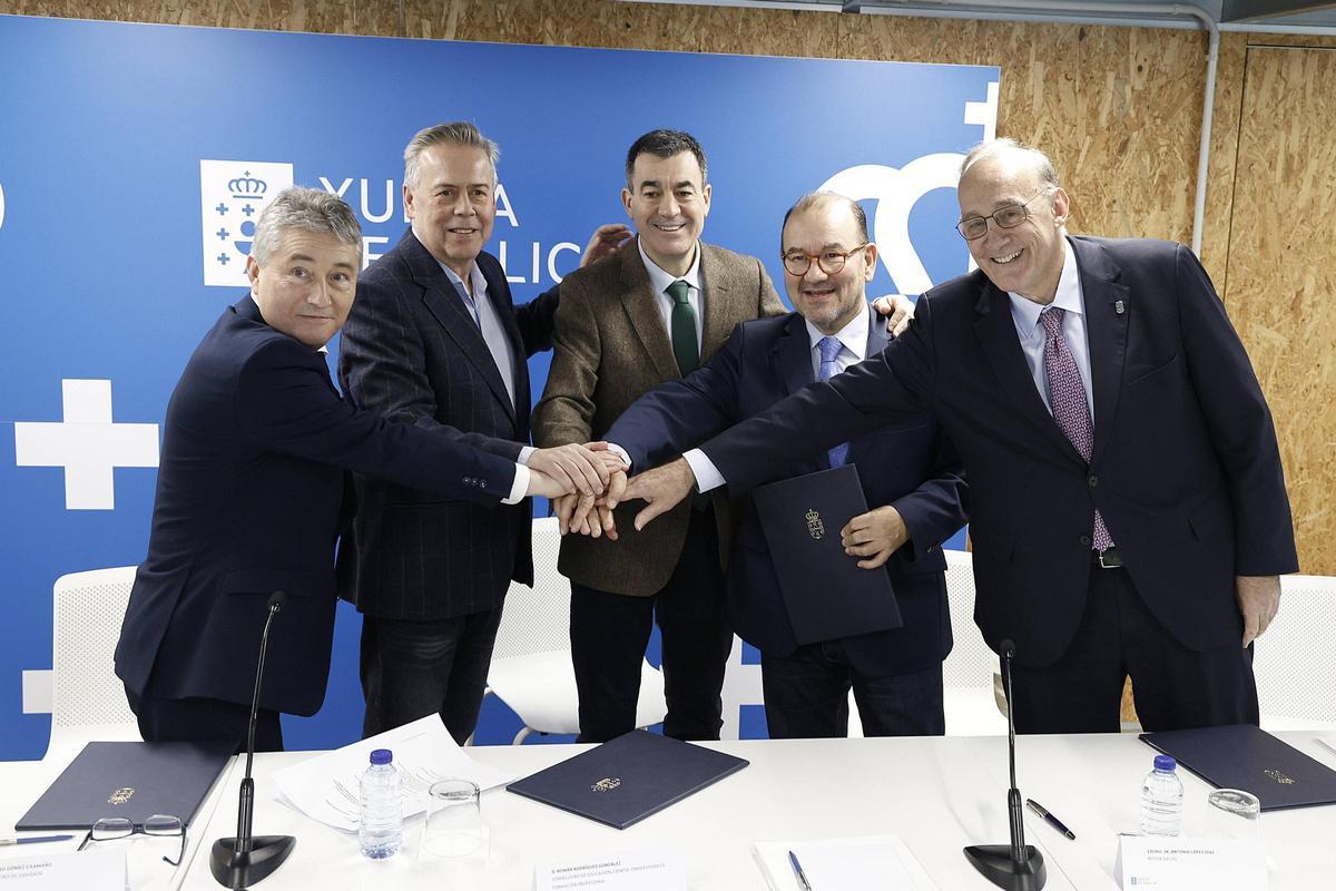 Cao, Caamaño, Rodríguez, López y Reigosa durante la firma del acuerdo de Medicina