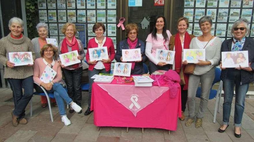 Los calendarios contra el cáncer con sello de Cangas de Onís