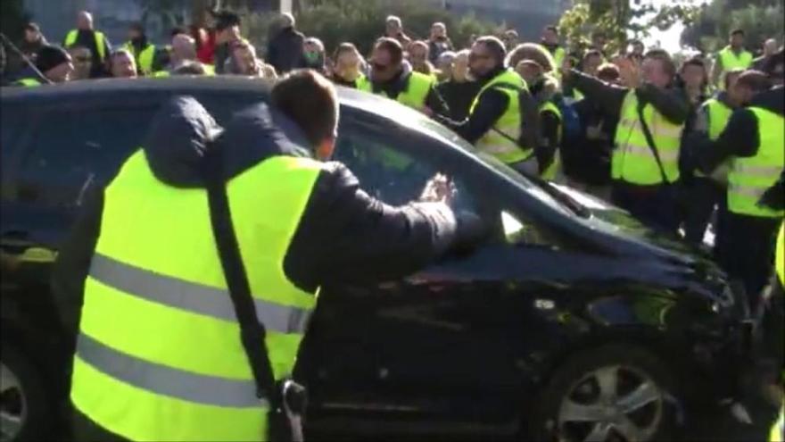 Els taxistes tallen la ronda Litoral i ataquen alguns VTC