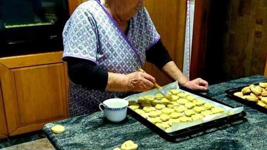 Antonia Armayor, elaborando las galletas.