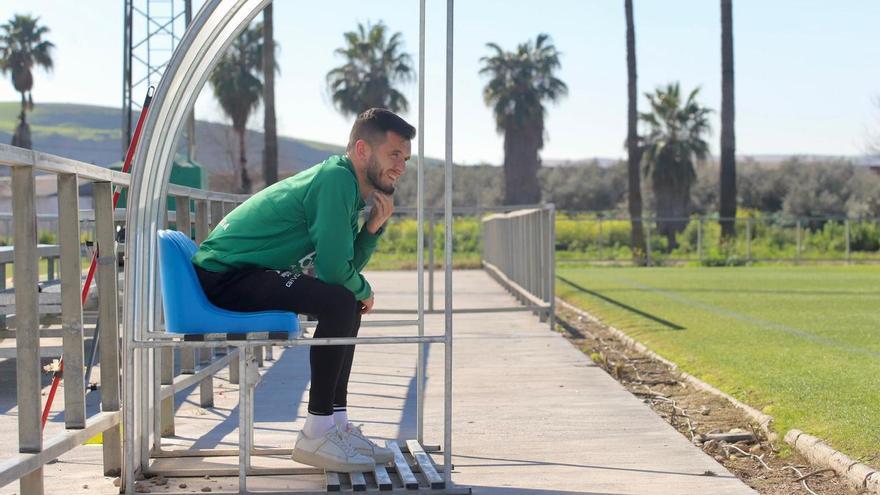 Adrián Lapeña sonríe durante el entrenamiento del Córdoba CF en la Ciudad Deportiva, el pasado lunes.