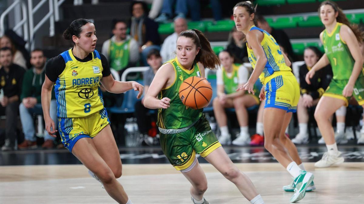 Clara Prieto conduce el balón durante un partido la pasada temporada.