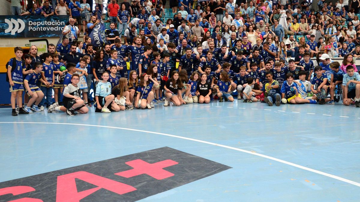 La plantilla del Frigoríficos celebra con la afición la permanencia en la Liga Asobal tras el último partido de la temporada en O Gatañal.