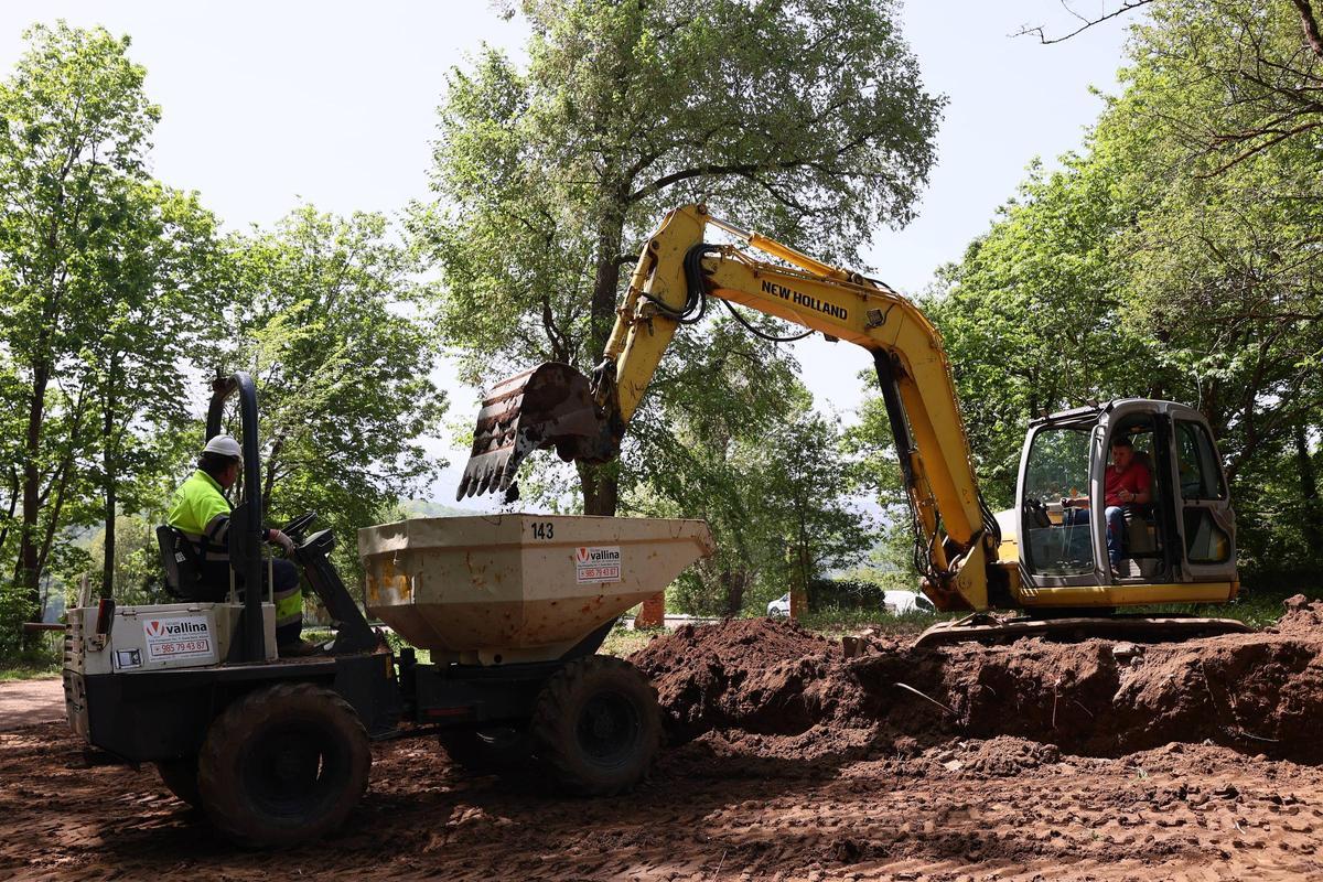 Máquinas trabajando este lunes en el bosque del Fulminato.