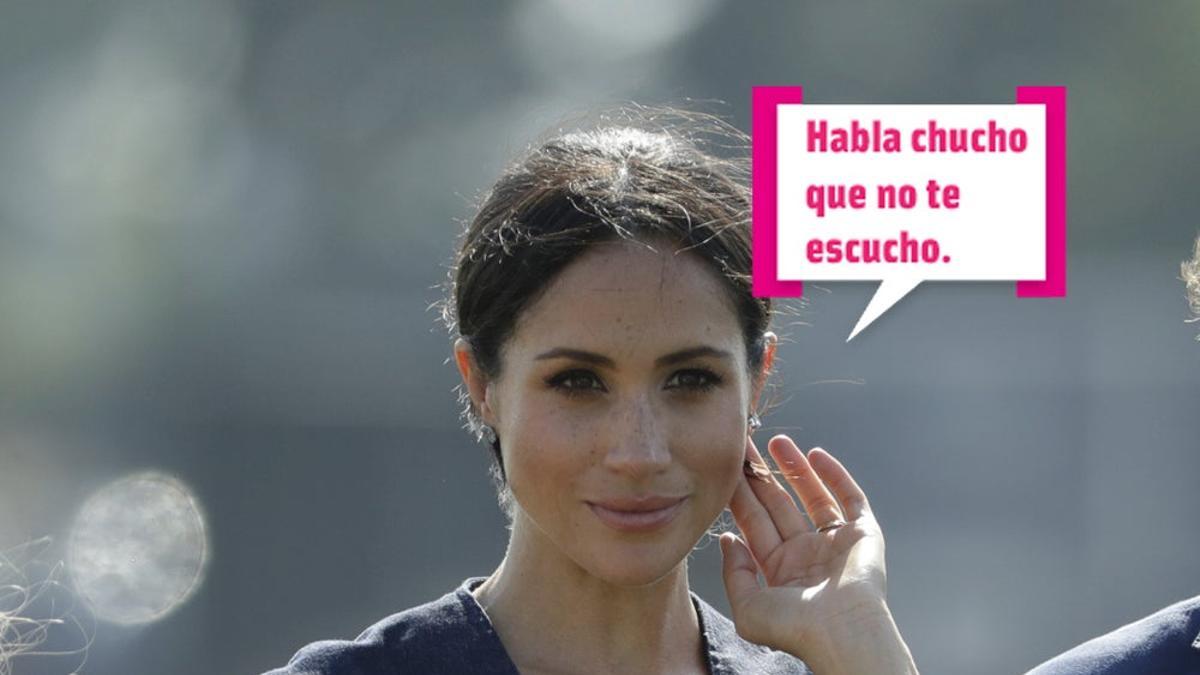 Meghan Markle se lleva la mano a la oreja