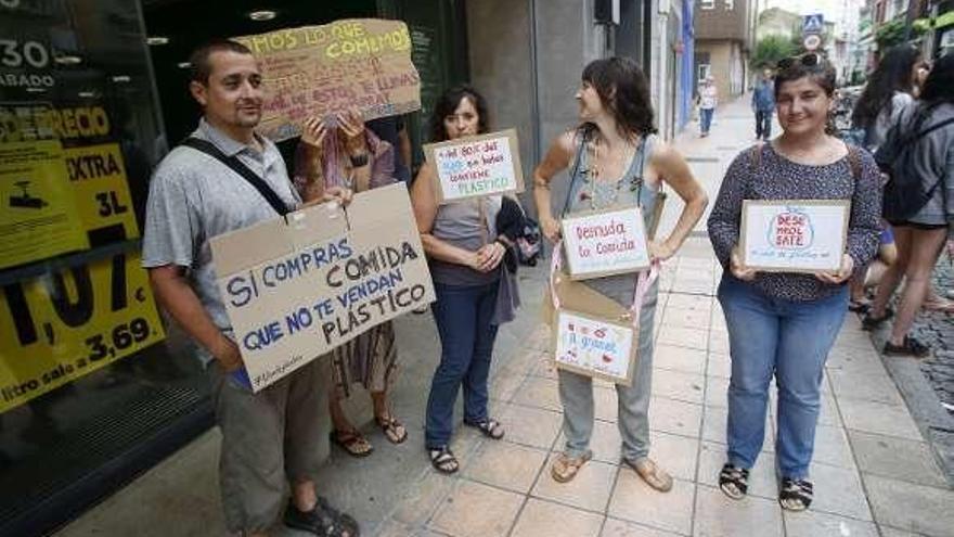 El grupo del &quot;El Paxu Verde&quot; que ayer protagonizó la acción ecologista.