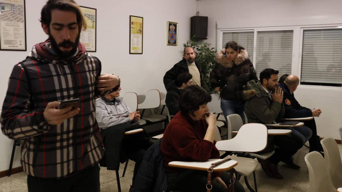 Un grupo de voluntarios abandona la asamblea de Protección Civil Zamora.