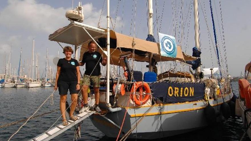 Los holandeses Marjo Boertien (izda.) y Edwin Butter, fundadores de la ONG Ocean Conservation, a bordo de su velero ´Orion´, ayer en el Muelle Deportivo. | andrés cruz