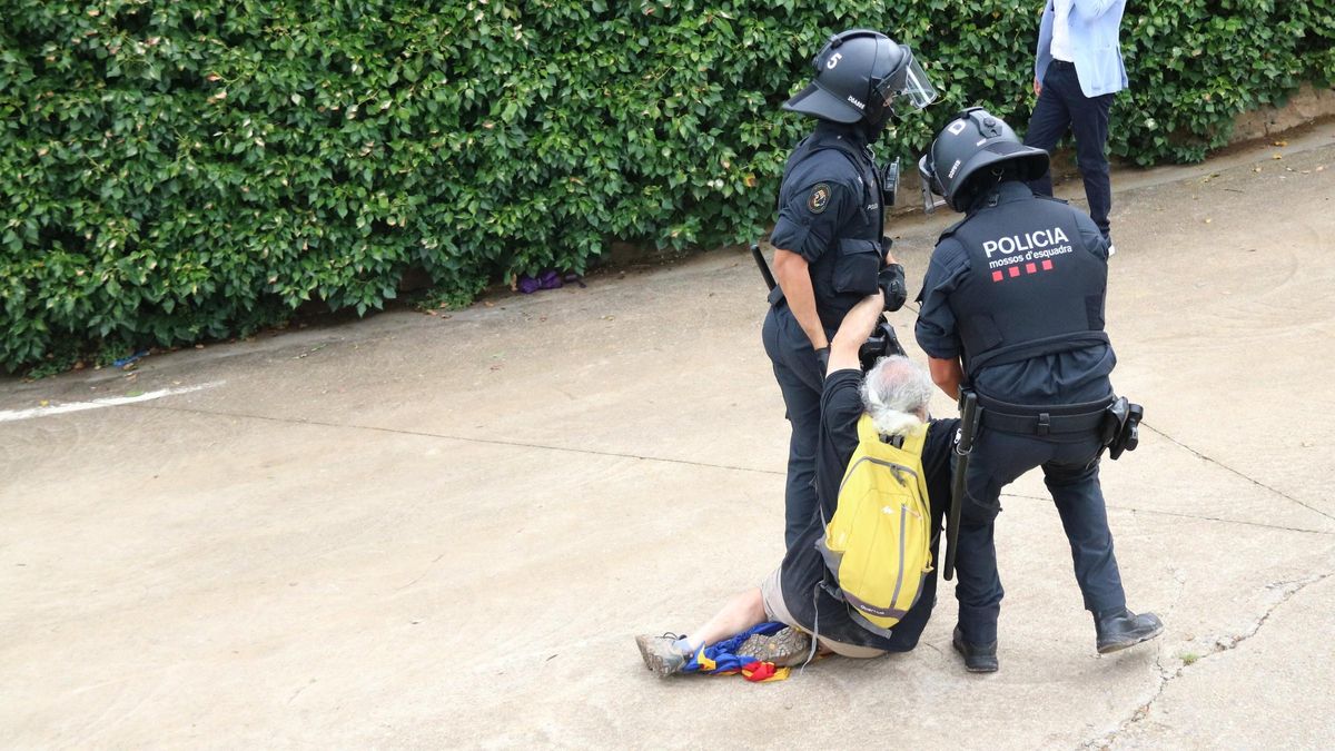 Un manifestant arrossegat pels Mossos a Sant Martí Vell.