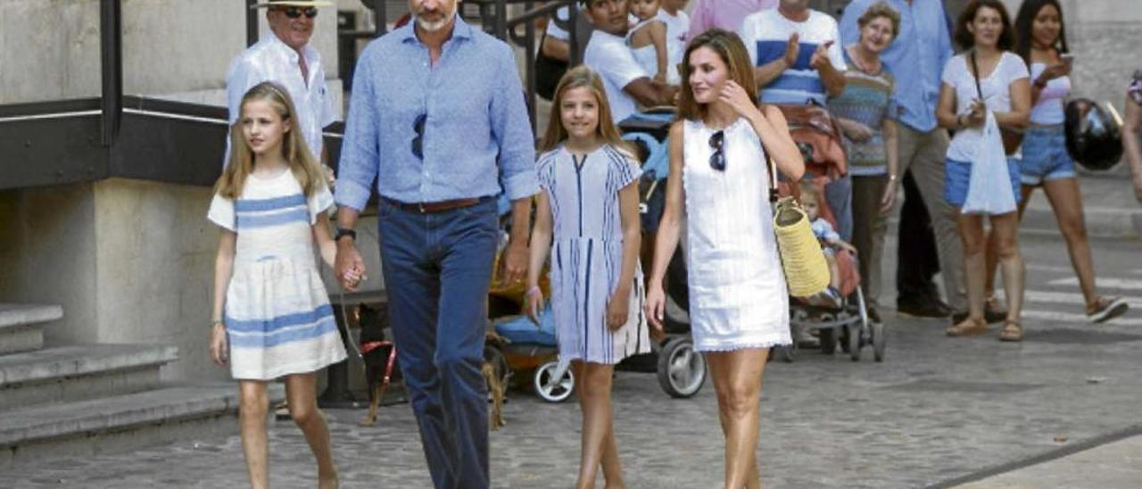 Letizia paseando por Sóller con el Rey y sus hijas.