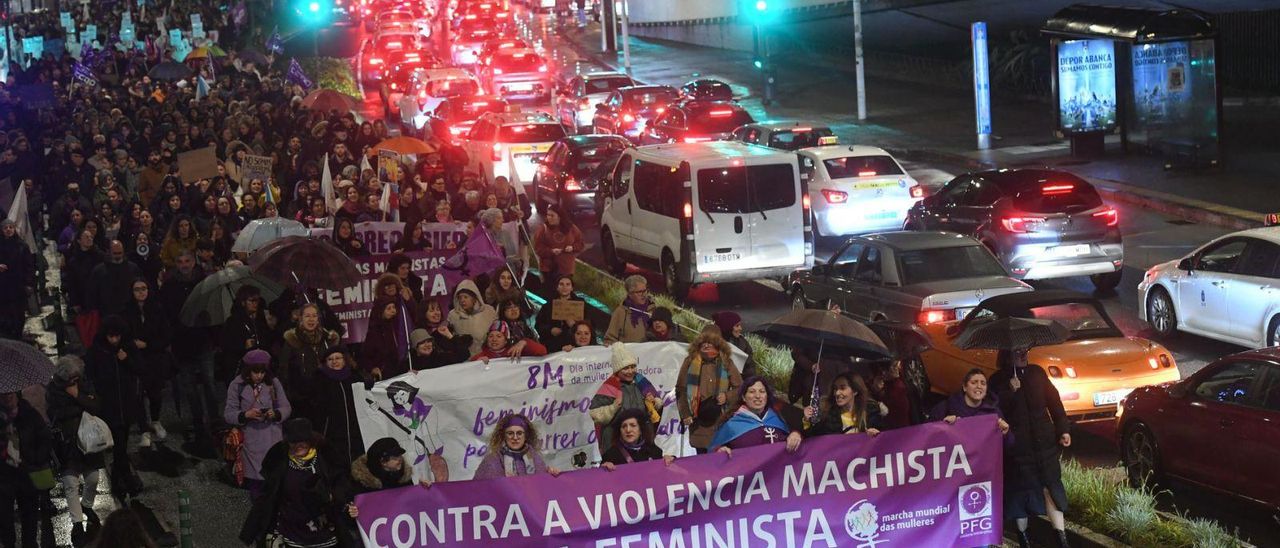 La manifestación del 8-M, a su entrada en la avenida Primo de Rivera, el viernes.
