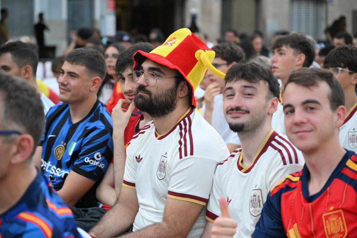 Centenares de aficionados se reúnen en la Plaça Major.