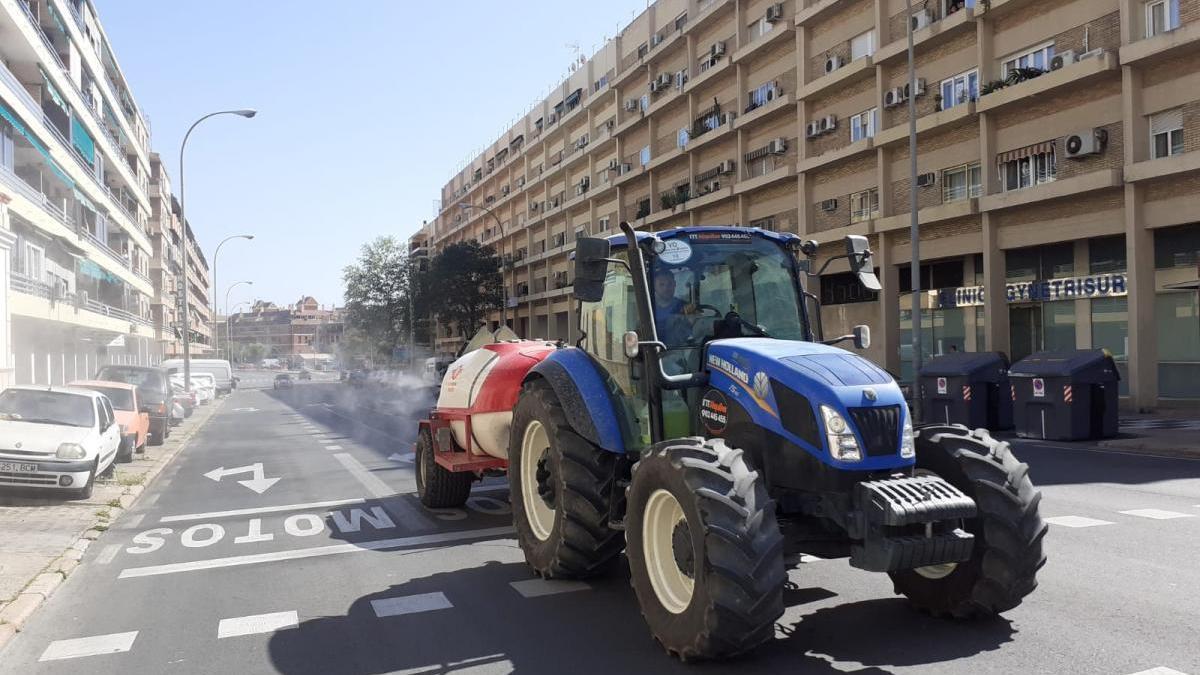 Coronavirus en Córdoba: Tractores de Asaja colaboran con Sadeco en la desinfección de calles