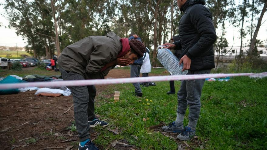 Los migrantes de la protesta en Las Raíces delimitan su espacio para controlar sus provisiones