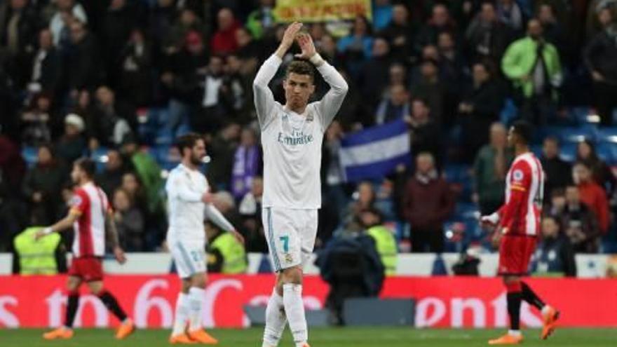 Cristiano Ronaldo saluda l&#039;afició blanca després del festival de gols