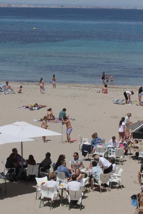 Turistas y locales disfrutan de un día de playa