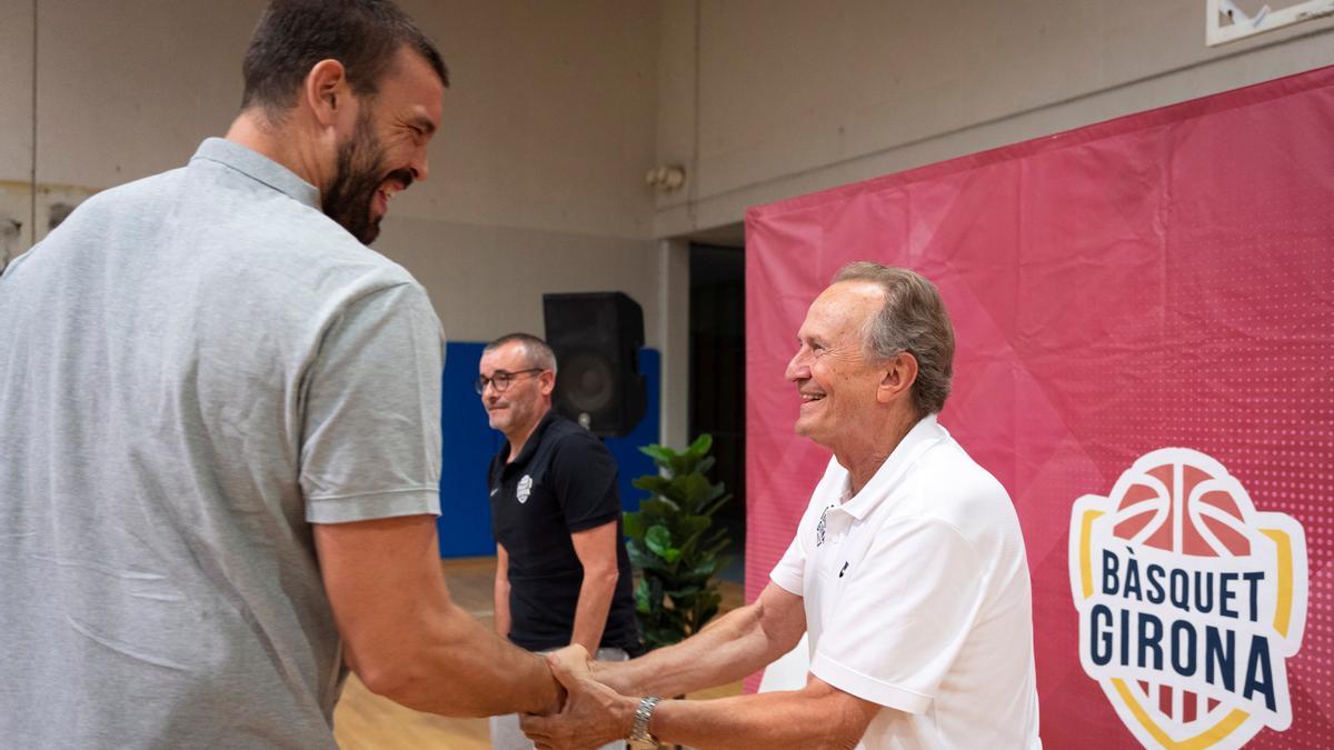 Aíto saluda al presidente y jugador del Bàsquet Girona, Marc Gasol