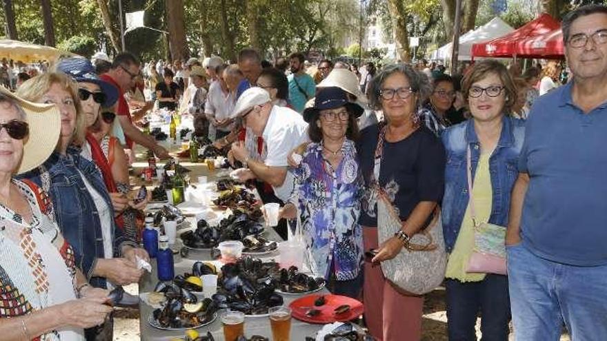 Grupos de amigos y familias degustaron el bivalvo en las mesas dispuestas en Castrelos. // Alba Villar