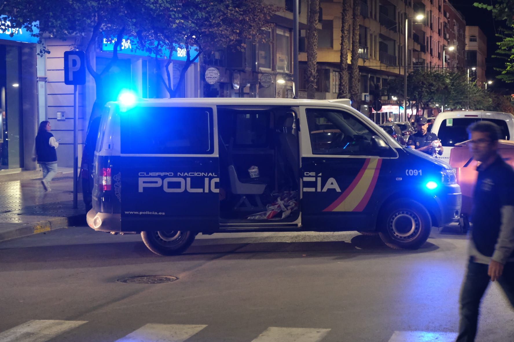 Vecinos desalojados y gran operativo policial en Elda por una granada de juguete