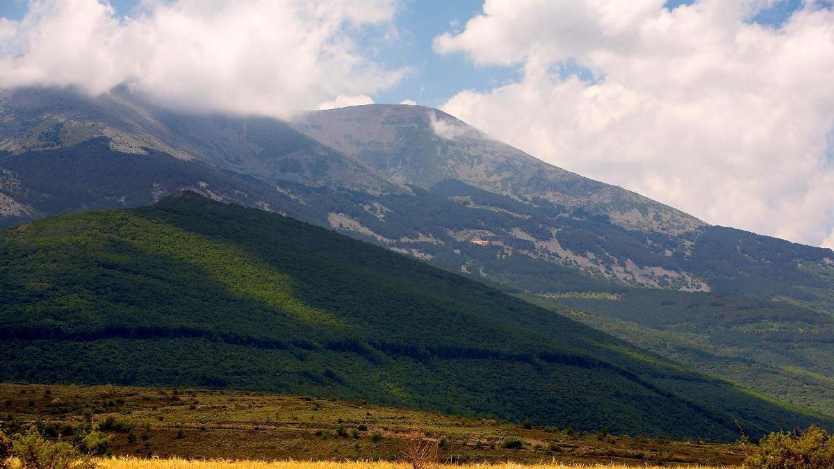 Las faldas del Moncayo cuenta con numerosos caminos para disfrutar del senderismo.