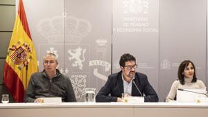 Joaquín Pérez Rey, secretari d’Estat de Treball, al mig de la foto. | PEDRO RUIZ / EFE