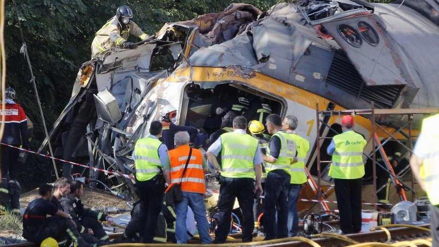 Estado en el que quedó el tren tras el descarrilamiento en O Porriño. // R. Grobas