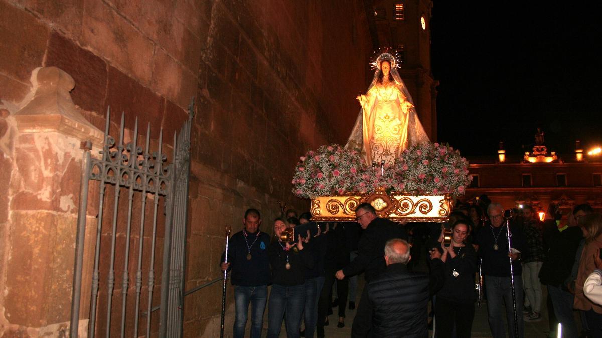 La Virgen de la Encarnación, a hombros, salía de la antigua colegial de San Patricio para recorrer el barrio de Santa María y San Juan.