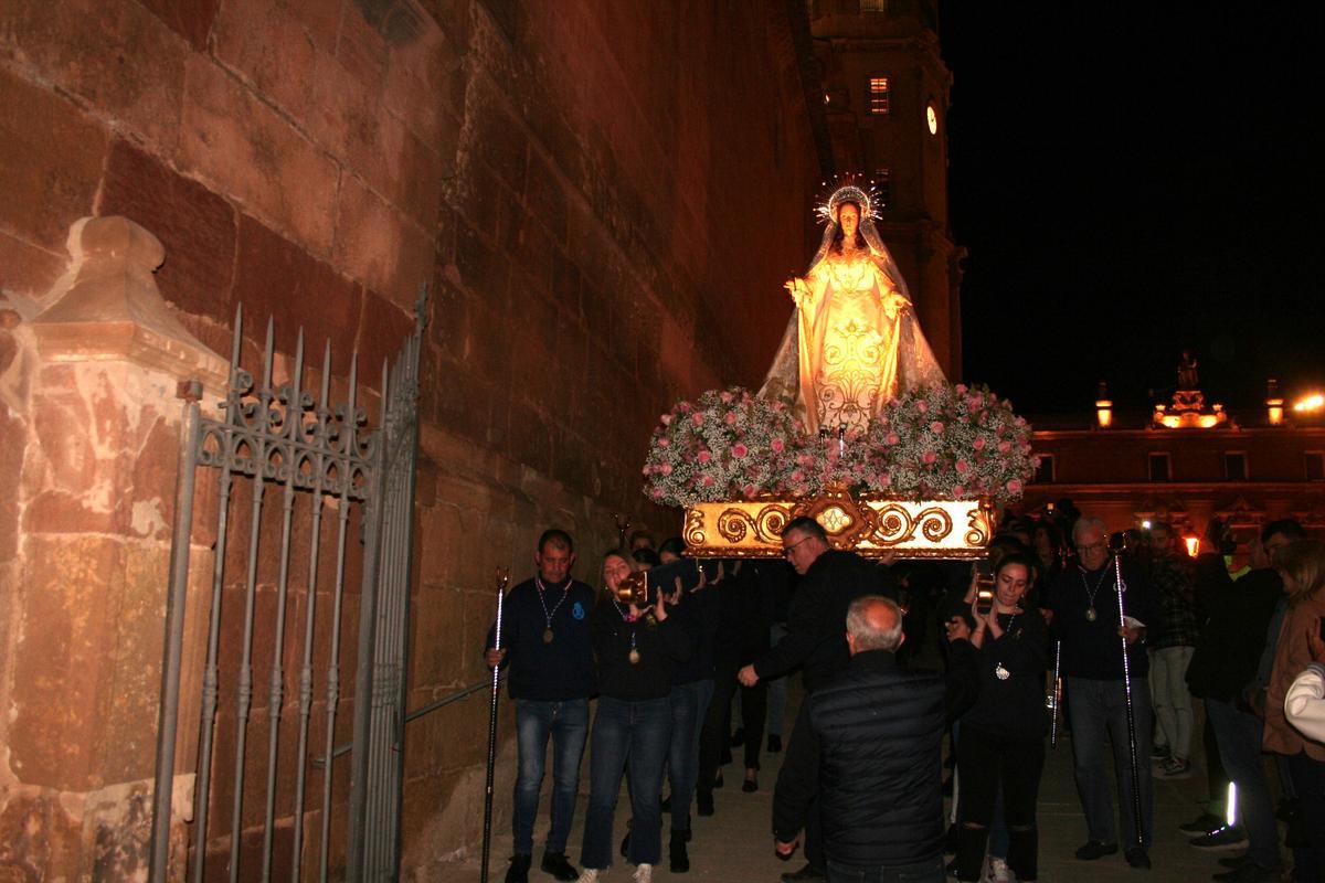 La Virgen de la Encarnación, a hombros, salía de la antigua colegial de San Patricio para recorrer el barrio de Santa María y San Juan.