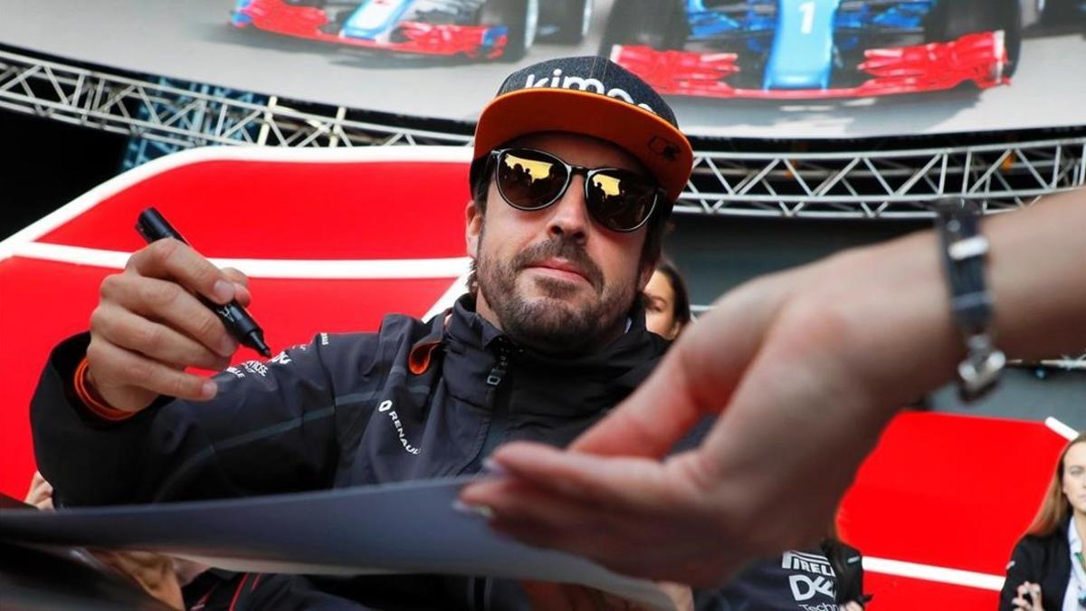 Fernando Alonso firmó decenas de autógrafos hoy en Sochi.
