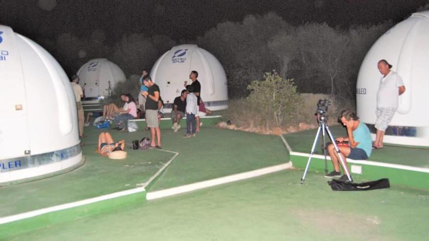 Participantes en una noche de trabajo de observación en el astroplai del OAM.