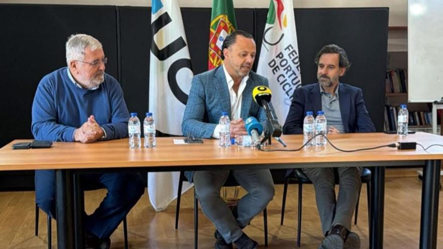 Mosquera, a la derecha, en rueda de prensa junto a representantes de la federación de Portugal.