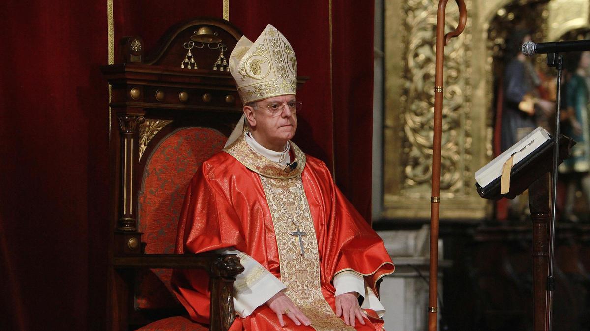 Leonardo Lemos en una misa en la catedral.