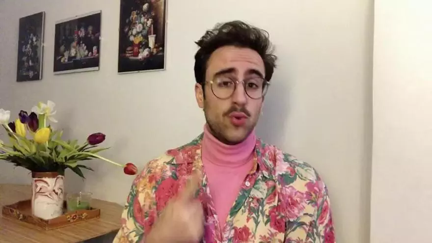 El joven diseñador zamorano Raúl Madrid, de Coreses, nos da algunos trucos de ropa y moda para vestirnos durante el confinamiento