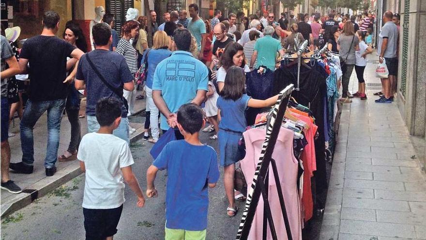 Concurrida fiesta comercial en el dinámico ´carrer Ciutat´