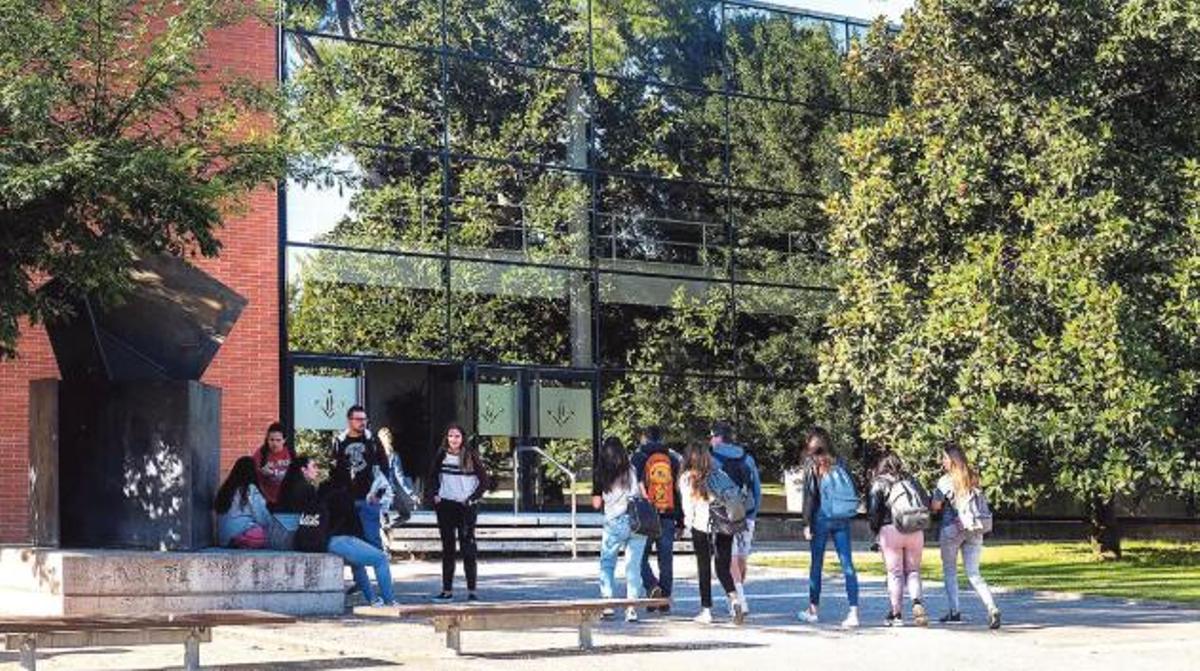 Alumnes a l'exterior d'un campus de la Universitat de Lleida