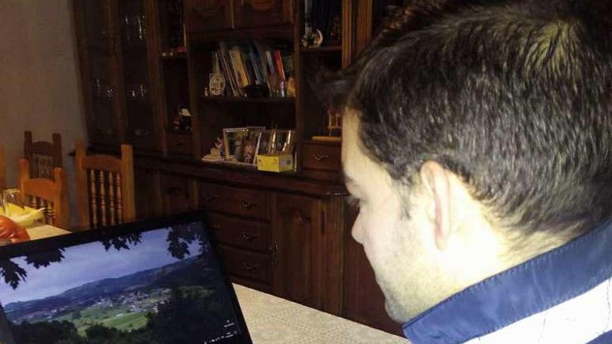 Mario Vila, un joven de Dozón, en casa con su ordenador. // FdV