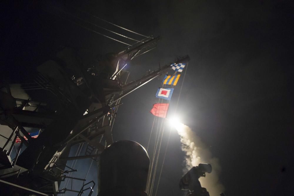 EEUU ataca Siria en respuesta al bombardeo con armas químicas.
