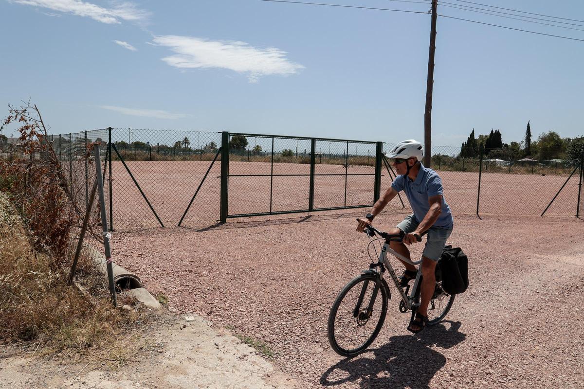 Campa en Torrellano que la Asociación de Vecinos Vial del Aeropuerto asegura que comenzó a habilitarse tras el aviso del alcalde de Elche de que ya no se iban a permitir más instalaciones