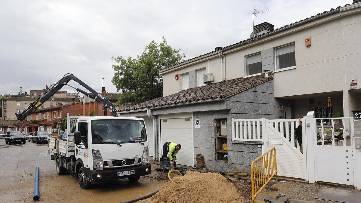 Unes tasques per millorar la xarxa d'aigües a Girona després d'una fuita, en una imatge d'arxiu.
