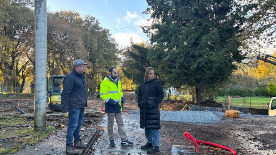 Pena visitó el parque con los responsables de las obras.