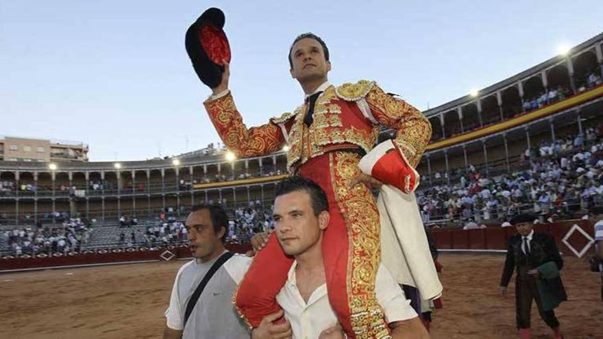 Ferrera sale por la puerta grande en Salamanca en el duelo frente a Castaño