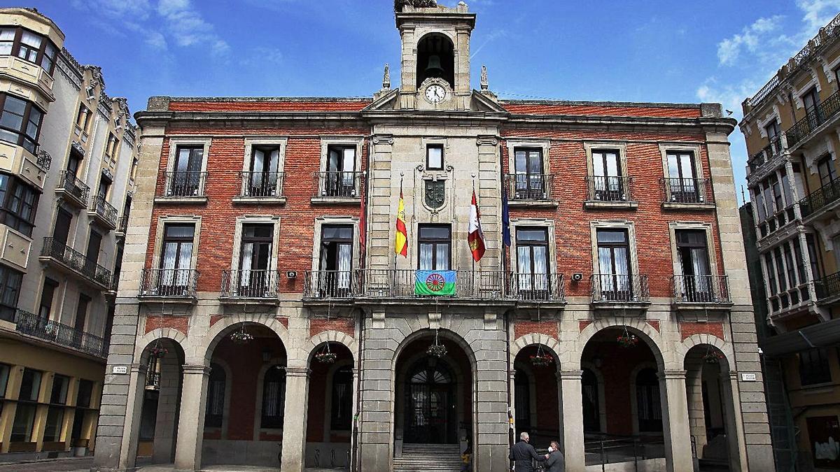 Fachada del Ayuntamiento de Zamora, con la bandera romaní.