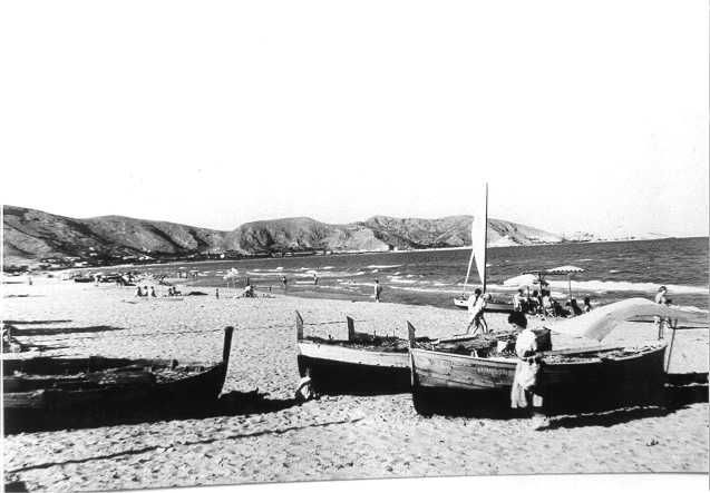 Barcas de pescadores junto a muy pocos bañistas.jpg