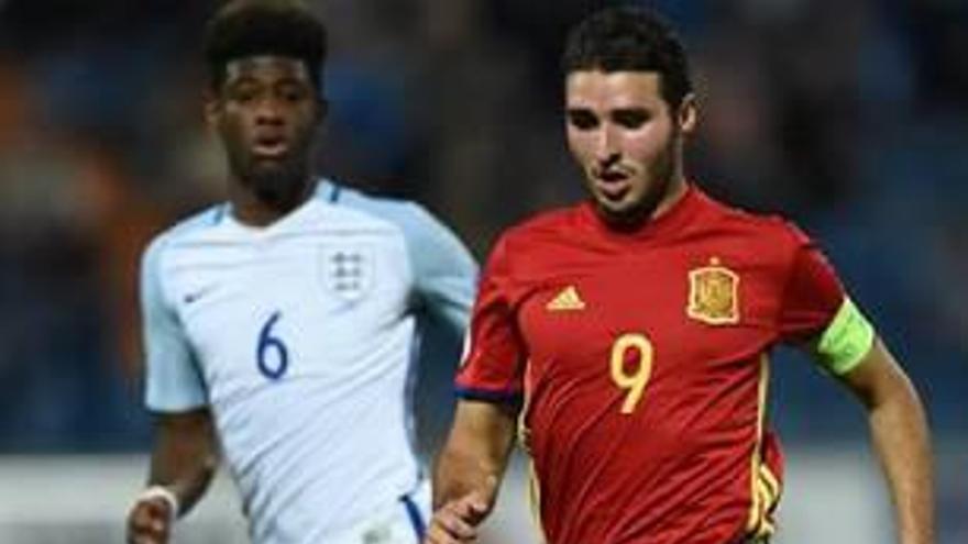 Abel Ruiz controla la pelota en el partido contra Inglaterra.