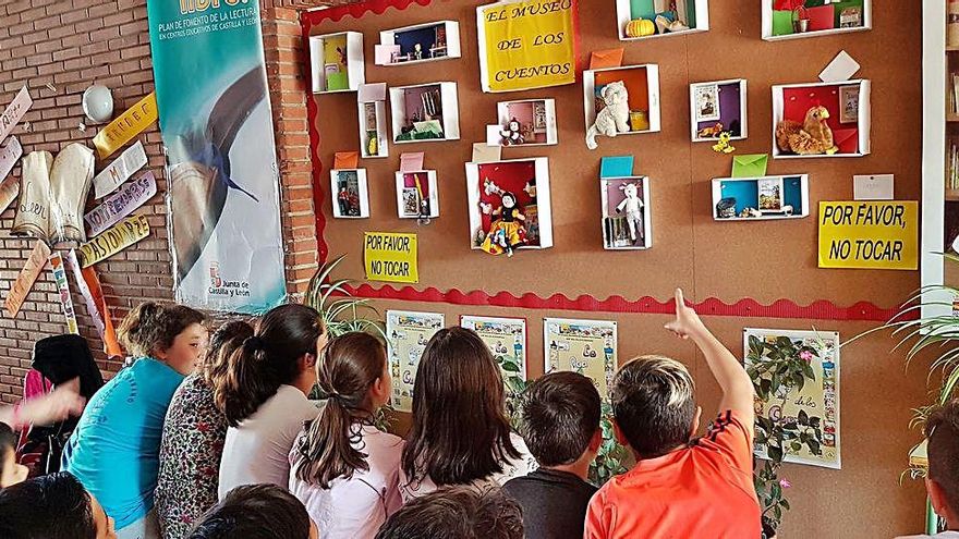 Un grupo de alumnos disfruta del “Museo de los cuentos”, elaborado en un colegio, dentro de las Jornadas de Fomento de la Lectura en una edición anterior.